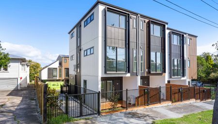 Modern Luxury - Unbeatable Location - Photo 2