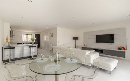 4 bedroom Town House to let - Photo 2