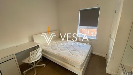 4 bedroom detached house to rent - Photo 2