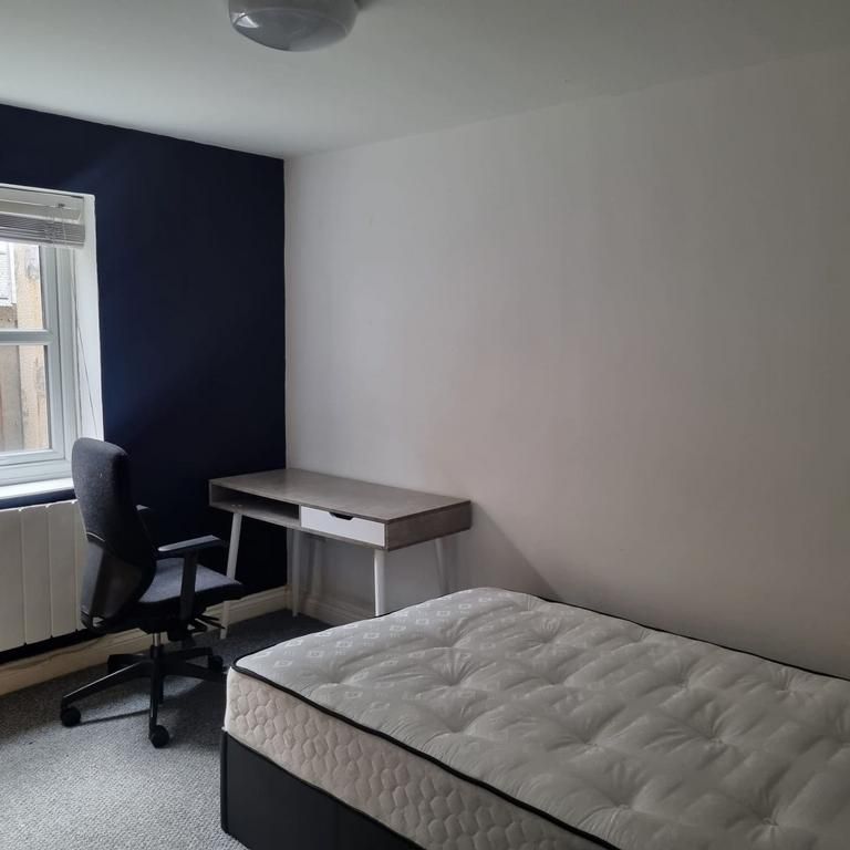 1 bedroom in a house share to rent - Photo 1