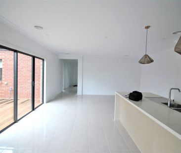 Family Townhouse in the Heart of Rosanna - Photo 4