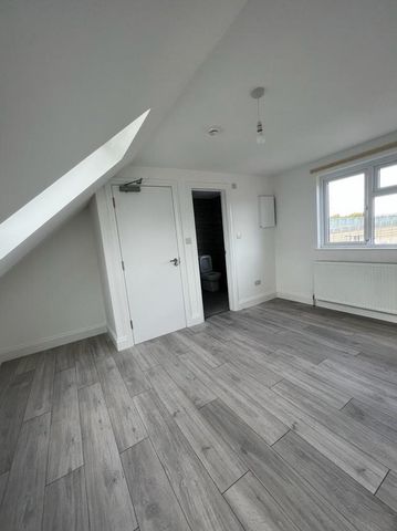 House Share to rent - Bracondale Road, London, SE2 - Photo 4