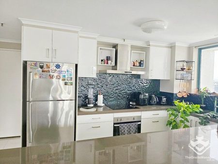 Stunning Partially Furnished Two-Bedroom Apartment with Breathtaking City/River Views in Kangaroo Point - Photo 3