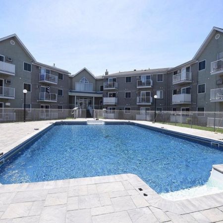 Charmant petit condo 3 et demi, piscine, gym, rez de chaussée, accès facile autoroute 40,lachenaie , Terrebonne, Charlemagne proche de Montréal - Photo 3