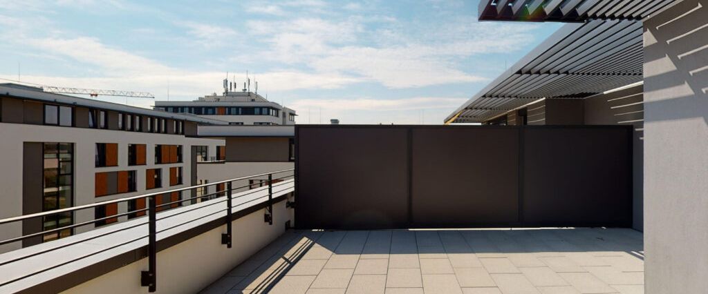 Lichtdurchflutete und großzügig geschnittene 3-Zimmer-Wohnung mit großer Dachterrasse! - Foto 1