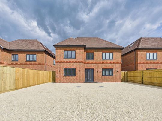 4 bedroom detached house to rent - Photo 1