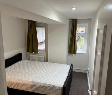 1 Bed Flat, Woodhurst Road, W3 - Photo 2