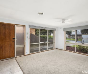 Light filled three bedroom residence in quiet location - Photo 3