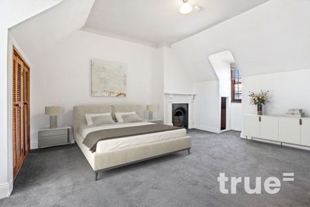 PERFECTLY POSITIONED RECENTLY RENOVATED HOME - Photo 3