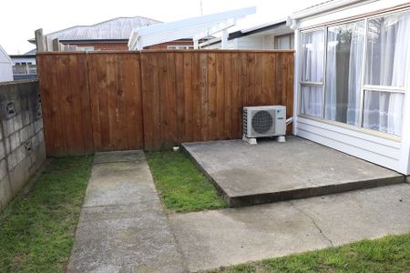 Spacious 2 Bedroom Unit Central to Upper Hutt - Photo 4