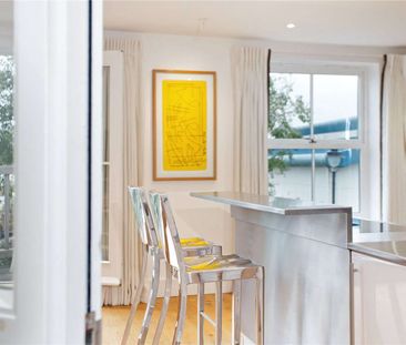 An opulent town house with stunning views of The River Hamble. - Photo 2