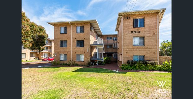 GREAT LOCATION! - Photo 1