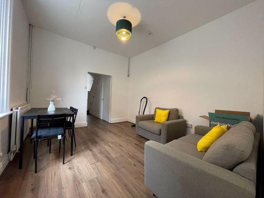 1 bedroom in a house share to rent - Photo 1