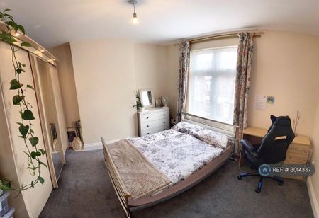 1 bedroom in a house share to rent - Photo 2