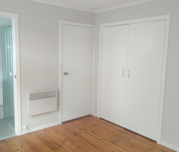 Refurbished bright and spacious 2 bedroom 2 bathroom single-level u... - Photo 5