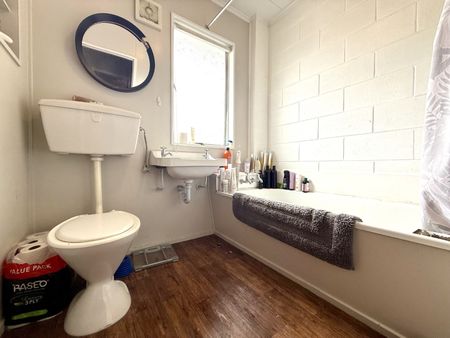 Fantastic Split Level 2 Bedroom Unit - Photo 5