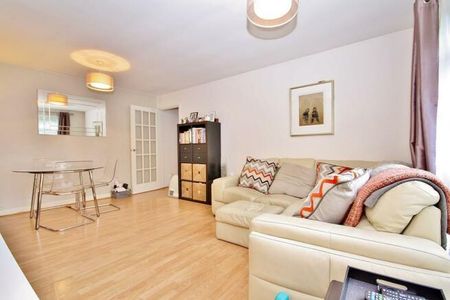 Roslyn Court, Woking, Surrey, GU21 - Photo 4