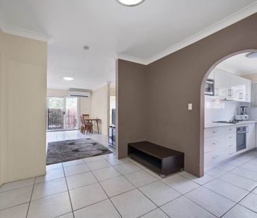 Freshly Painted 3 Bedroom Unit Located in An Ultra Convenient Spot - Photo 4