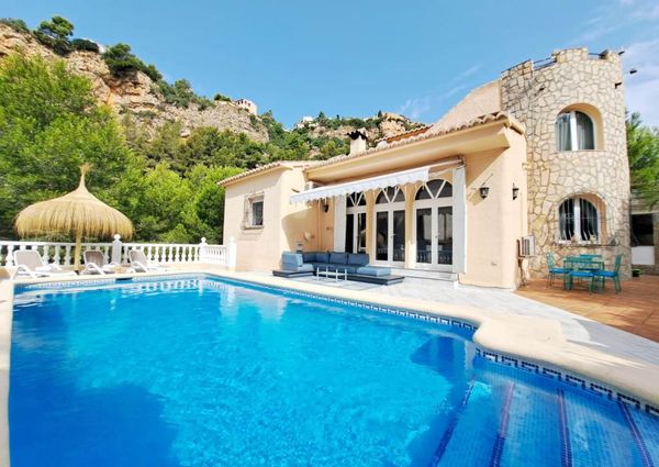 Villa for rent in Cumbre del Sol with 5 bedrooms