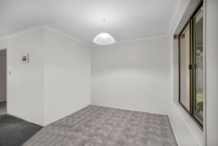 Large 3 Bedroom Home with Huge Backyard in Cul-De-Sac - Photo 5