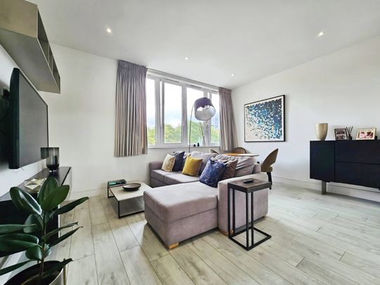 London Road, Staines-upon-Thames, Surrey, TW18 4HF - Photo 1