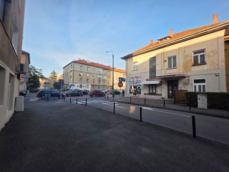Inchiriere Apartament 2 Camere Centrul Civic zona Afi - Photo 2