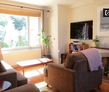 Room for rent in 2-bedroom house in Ballygall, Dublin - Photo 4