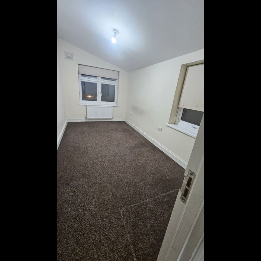 2 Bed Flat, Barrington Road, E12 - Photo 1