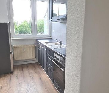 Sanierte Zweiraumwohnung mit Einbauküche - Photo 4