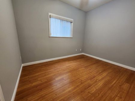 Beautiful Six Bedroom Family Home with Two Separate Suites Included, in Sullivan Meadows Surrey - Photo 4