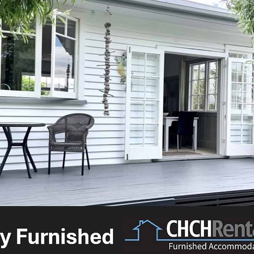 Gorgeous Fully Furnished Bungalow with Beautiful Garden Very Handy to the City! - Photo 1