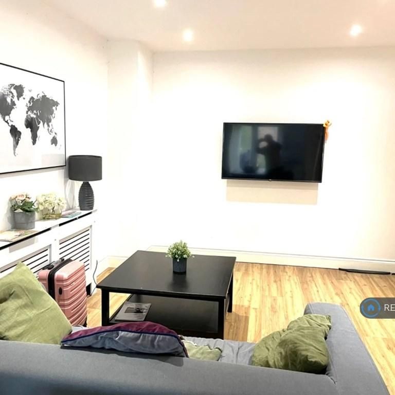 1 bedroom in a house share to rent - Photo 1