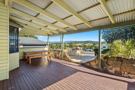 Spacious 4 Bedroom Home with Swimming Pool! - Photo 3