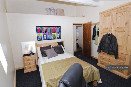4 bedroom flat to rent - Photo 2