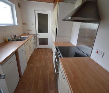 3 bedroom semi-detached house to rent - Photo 5