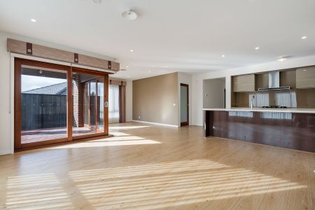Bright & Spacious! - Photo 5