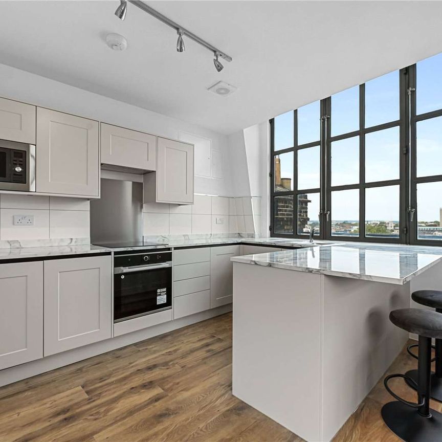A recently refurbished three bedroom split level apartment in a convenient City location - Photo 1