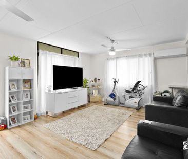 Comfortable 3 Bedroom Residence Minutes from the Heart of Town - Photo 5