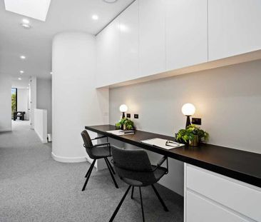 STUNNING TOWNHOUSE IN CENTRAL LOCATION - Photo 2