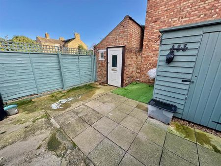 2 bedroom semi-detached house to rent - Photo 5