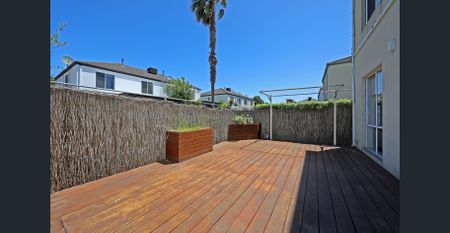 Modern Double-Storey Townhouse in Central Rowville - Photo 5