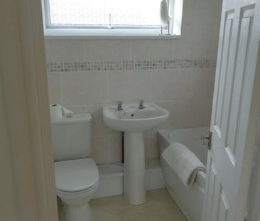 2 bedroom semi-detached house to rent - Photo 4