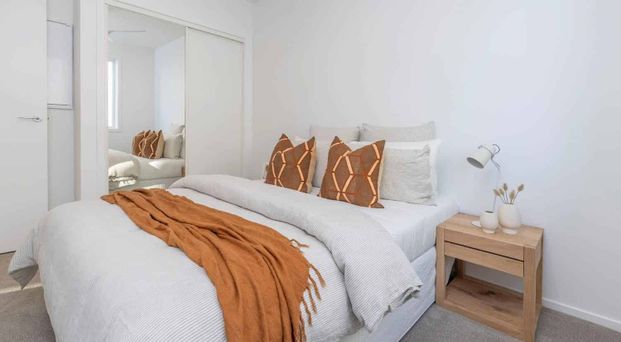 Lovely 3 bedroom apartment overlooks Jordan Ave park - Photo 1