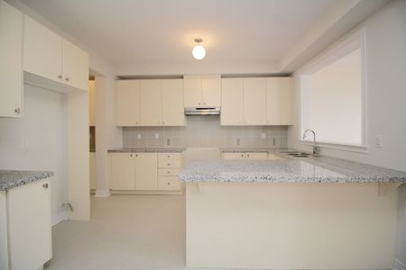 For Lease - 102 Hilts Drive Unit# 2nd & 3rd, Richmond Hill, Ontario - Photo 4