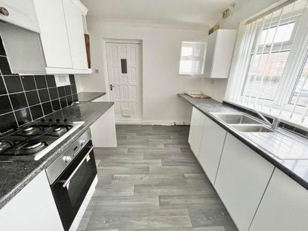 2 bedroom semi-detached house to rent - Photo 5