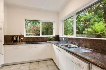 Spacious Living - Photo 5