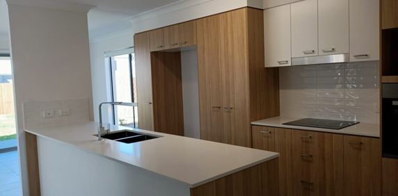 Stylish Family Home in a Peaceful Cul-de-Sac! - Photo 2