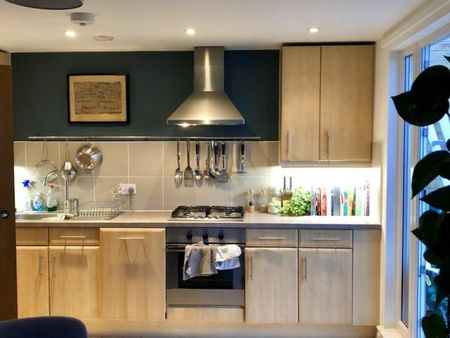 Double Ensuite Room in a Zone 1 apartment with Private Terrace - Photo 3