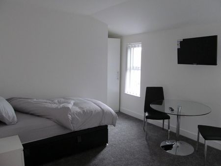 Studio to rent - Photo 2