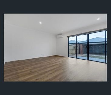 Spacious Family Home in Wollert - Photo 5